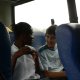 37- Discussion d'ecoliers dans le bus 